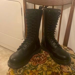 Demonia mens size 8 books, barely worn.